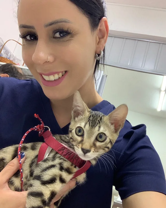 A Dra. Amanda com um gatinho de coleira no colo