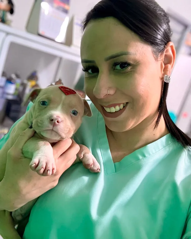 A Dra. Amanda com um filhote de cachorro no colo