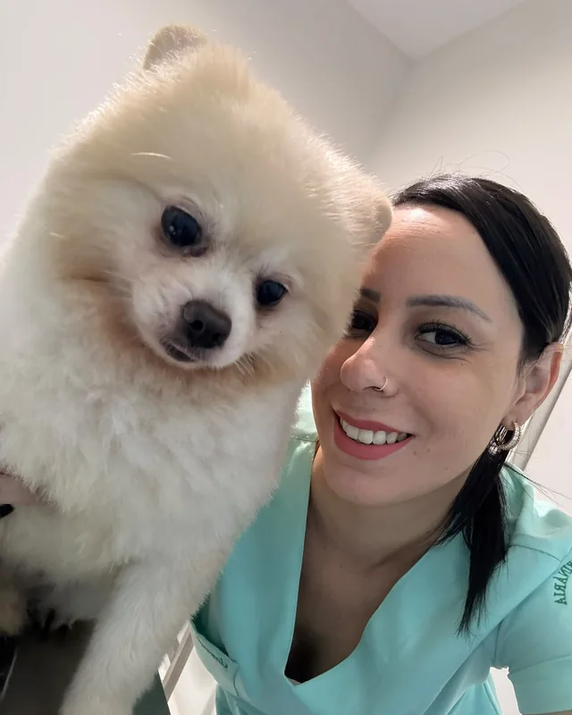 A Dra. Amanda com um cachorro branco e peludo